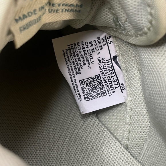 Nike
Dunks
'olive aura'
NWOT - Picture 13 of 13